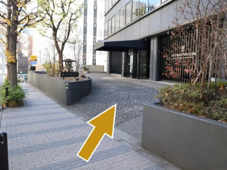 すぐ右手側に、「ホテル龍名館お茶の水本店」の入り口がありますので、こちらにお入りください。
